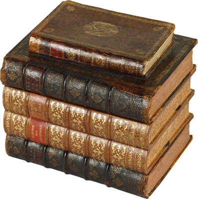 Ликерный бар, изящно скрытый в коробке, имитирующей стопку книг. Включает графин и шесть стопок их хрусталя фирмы «Баккара» 